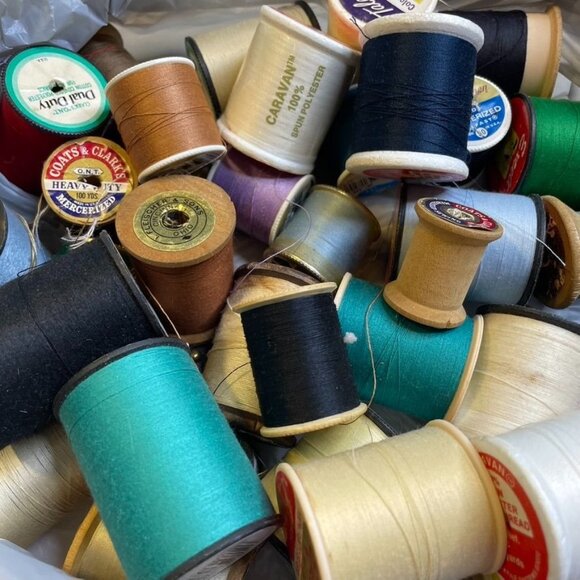 Lot 38 Vintage Sewing Threads Plastic Wood Spools u - Picture 1 of 1